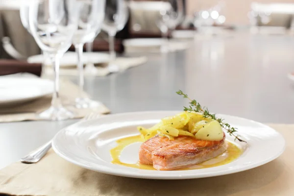 Pêlos de carne com guarnição — Fotografia de Stock