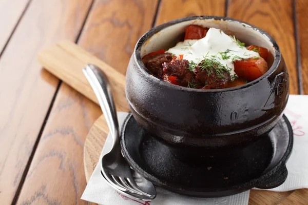 Zwarte pot met vlees en aardappelen — Stockfoto