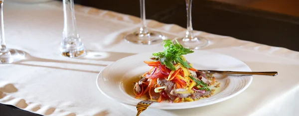 Salada saborosa com legumes — Fotografia de Stock