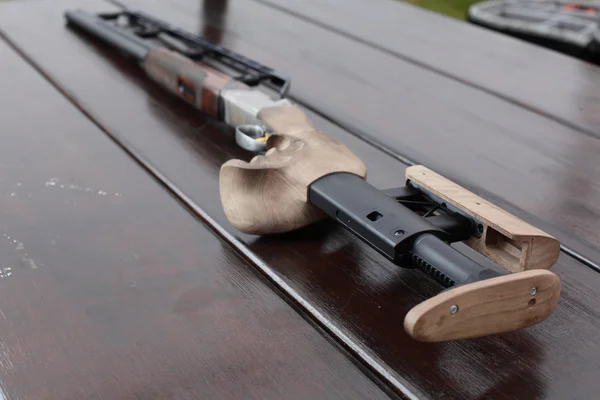 Gran pistola con culo de madera —  Fotos de Stock