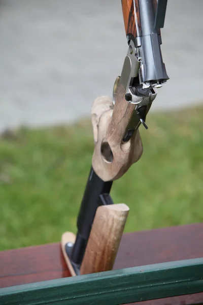 Большая пушка с деревянным кулаком — стоковое фото