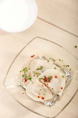 yemeğin üzerine sıcak köfte