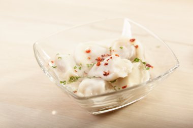 yemeğin üzerine sıcak köfte