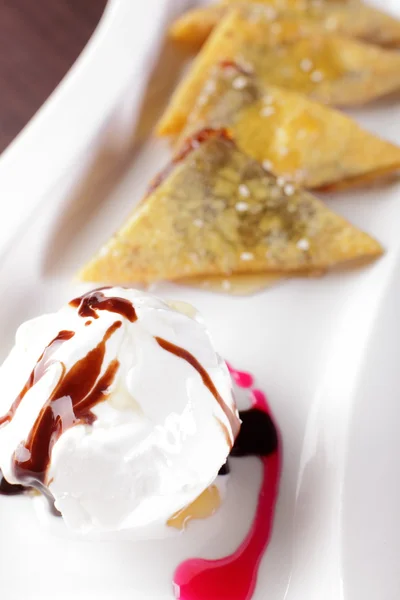 Comida chinesa doce em prato branco — Fotografia de Stock