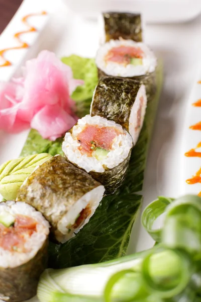 Savoureux sushi japonais sur plat blanc — Photo