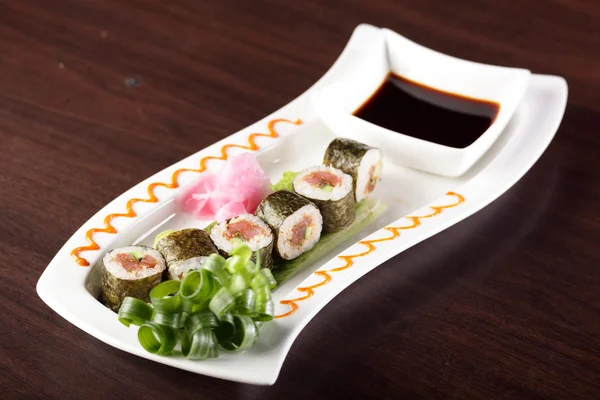 Leckeres japanisches Sushi auf weißem Teller — Stockfoto