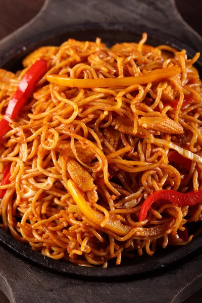 Hot chinese spaghetti with pepper — Stock Photo, Image