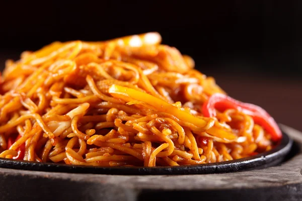 Hot chinese spaghetti with pepper — Stock Photo, Image