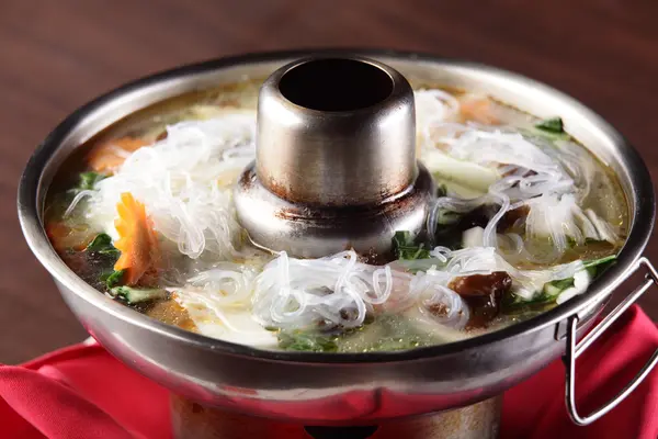 Soupe chinoise savoureuse aux légumes — Photo