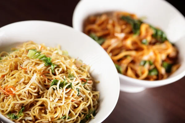 Garnitür ile sıcak Çinli spagetti — Stok fotoğraf
