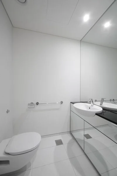 Toilette europea luminosa e pulita — Foto Stock