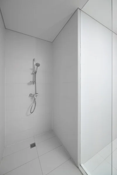 Světlé a čisté Evropský záchod — Stock fotografie