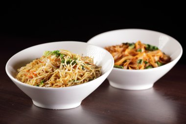 garnitür ile sıcak Çinli spagetti