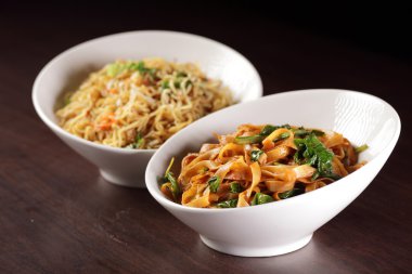 garnitür ile sıcak Çinli spagetti