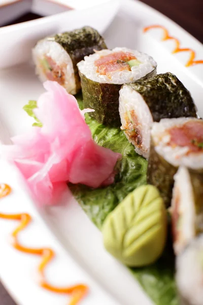 Вкусные японские суши на белом блюде — стоковое фото