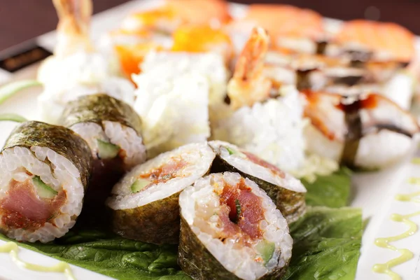Вкусные японские суши на белом блюде — стоковое фото