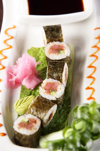 Leckeres japanisches Sushi auf weißem Teller — Stockfoto