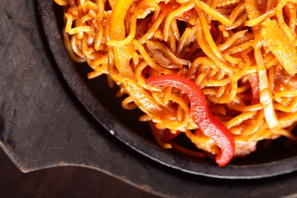 Hot chinese spaghetti with pepper — Stock Photo, Image