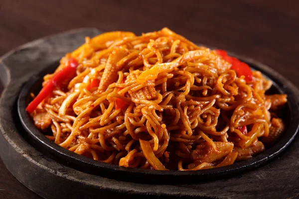 Hot chinese spaghetti with pepper — Stock Photo, Image