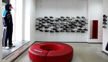 aydınlık ve temiz Ayakkabı mağazası