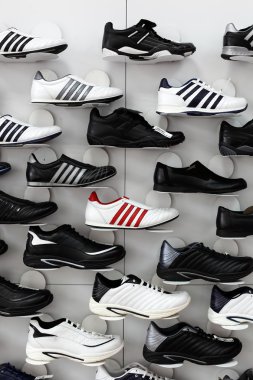 aydınlık ve temiz Ayakkabı mağazası