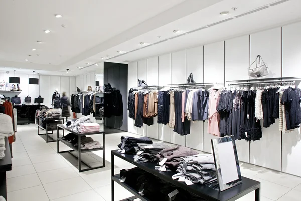 Европейский магазин новой одежды — стоковое фото