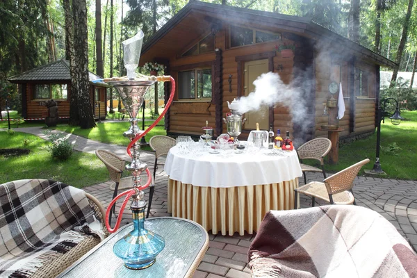 Hermoso lugar al aire libre con comida en un bosque — Foto de Stock