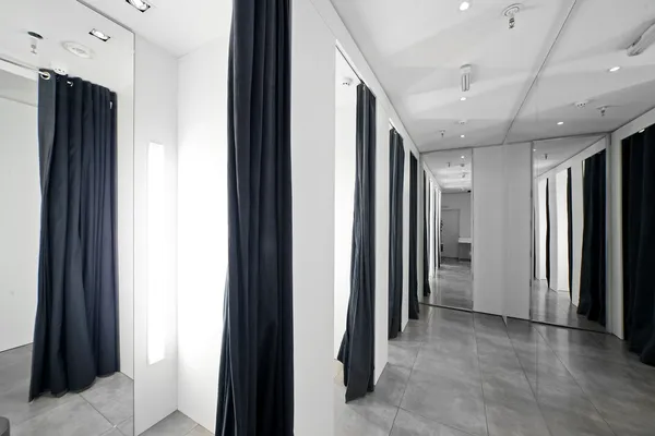 Garderobe in Kleiderkammer — Stockfoto
