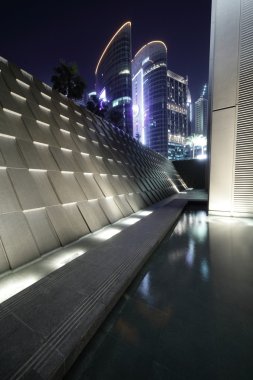 dubai gökdelen girişinde