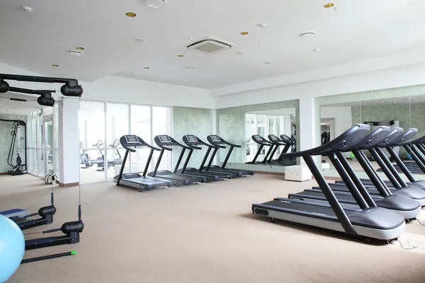 Gimnasio luminoso con muchas ventanas —  Fotos de Stock