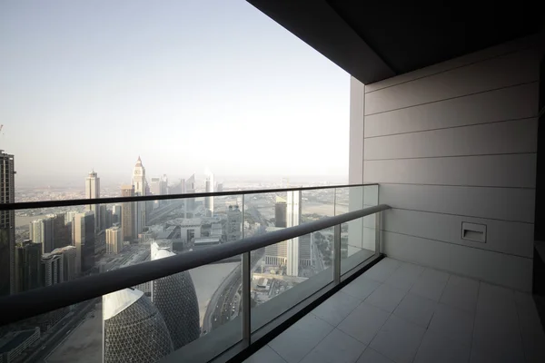 Varanda em arranha-céus Dubai — Fotografia de Stock