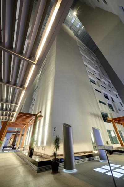 Cortile del grattacielo moderno a Dubai — Foto Stock