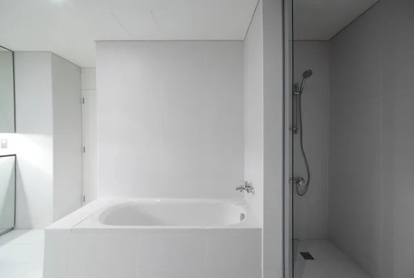 Светлый и чистый европейский туалет — стоковое фото