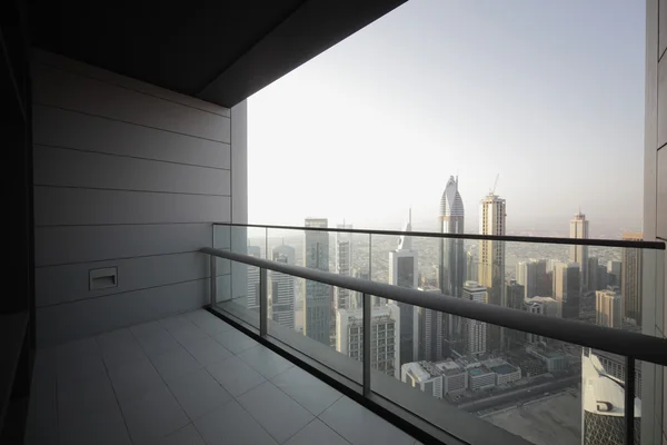Varanda em arranha-céus Dubai — Fotografia de Stock
