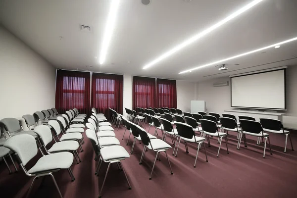 Большой и просторный конференц-зал — стоковое фото