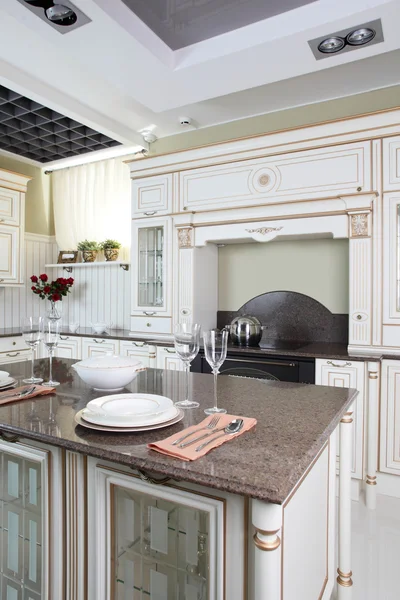 きれいな白いヨーロッパのキッチン — ストック写真