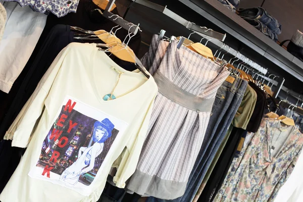 ヨーロッパのブランドの新しい洋服店 — ストック写真