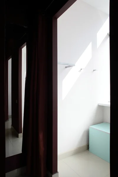 Camera da letto europea luminosa e pulita — Foto Stock