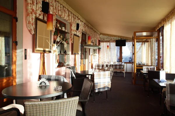 Роскошный ресторан в европейском стиле — стоковое фото