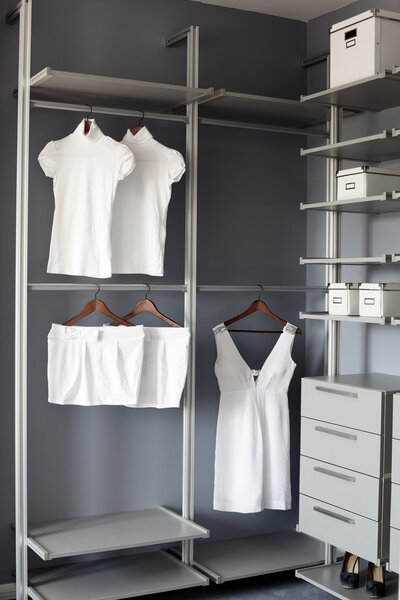 светлый и чистый европейский гардероб
