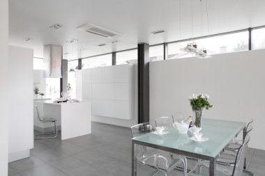 Şık mobilyalar ile modern beyaz mutfak