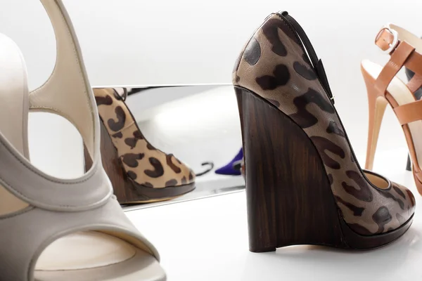 Magasin de chaussures de luxe avec intérieur lumineux — Photo