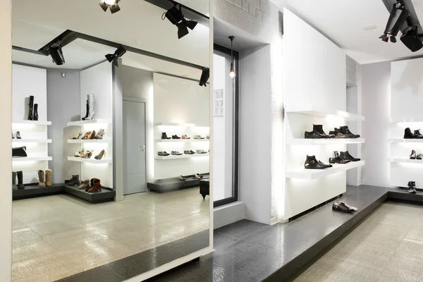 Luxusní obchod s obuví s světlém interiéru — Stock fotografie