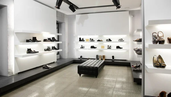 Magasin de chaussures de luxe avec intérieur lumineux — Photo