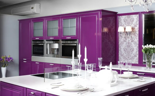 Moderna cucina viola con mobili eleganti — Foto Stock