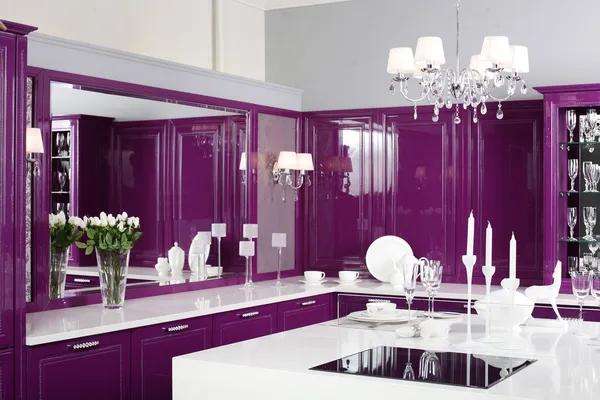 Moderna cucina viola con mobili eleganti — Foto Stock