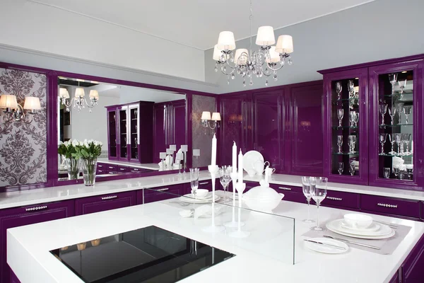 Moderna cucina viola con mobili eleganti — Foto Stock