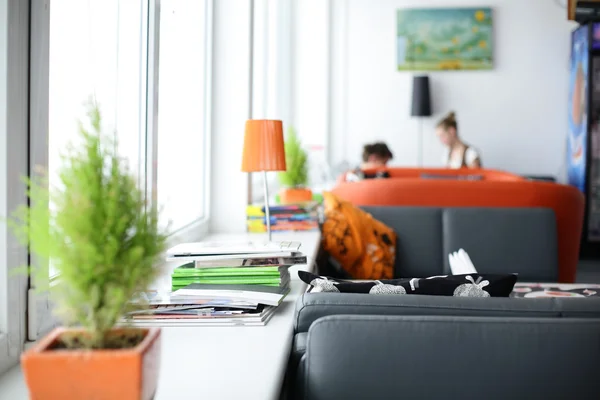 Bel intérieur du restaurant moderne — Photo