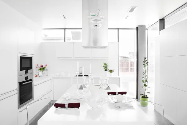 Современная белая кухня со стильной мебелью — стоковое фото