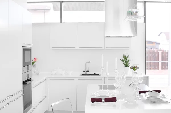 Moderne witte keuken met stijlvol meubilair — Stockfoto